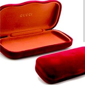 Gucci sunglasses case: velvet burgundy (no sunglasses included!)